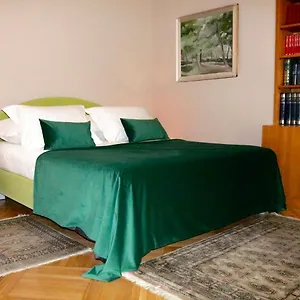 Luxury Garden Apartment